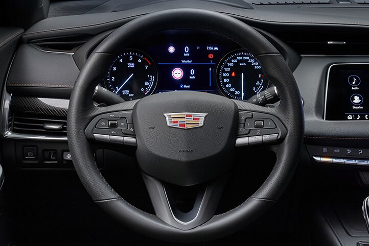 Lujoso y moderno volante forrado en piel con distintas funcionalidades de Cadillac XT4 2023, SUV compacta